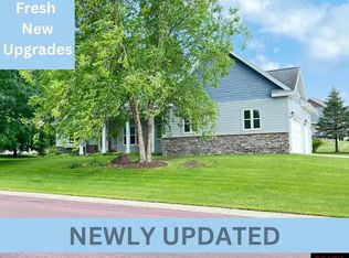 121 Rosewood Dr, Mankato, MN 56001