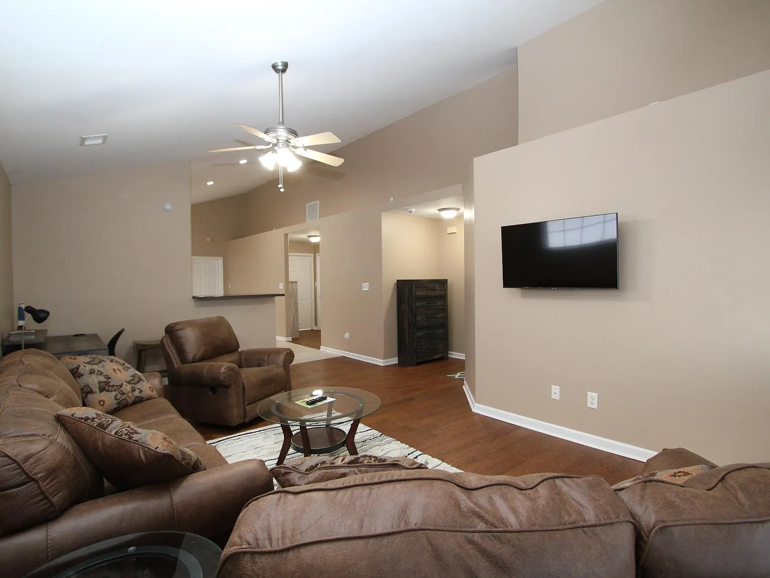 3 bed, 1422 sqft, $2,100 — Photo 2