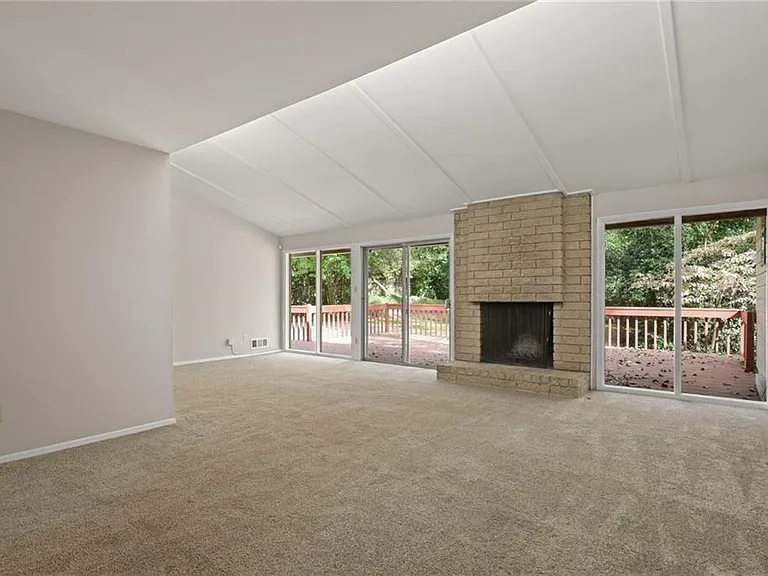 705 Edgewater Trl NW — Photo 3