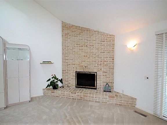 3rd image of 12 Bordeaux Ln