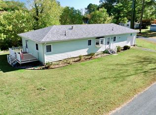6 West St, Wachapreague, VA 23480