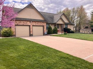 7163 SW Robins Dr, Topeka, KS 66610