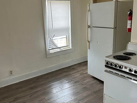 2nd image of 924 1/2 E 2nd Ave
