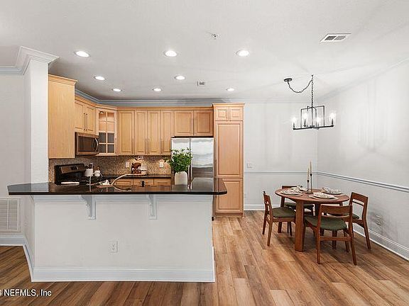 3rd image of 13810 SUTTON PARK Drive N #511