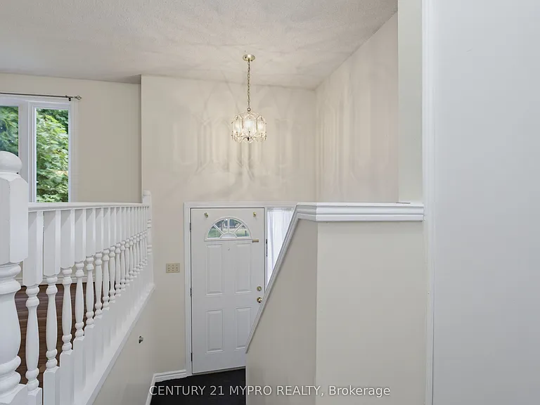 143 Ardsley Cres — Photo 4