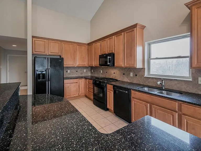 2323 Charoe St — Photo 11