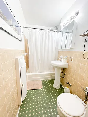 Rented by Urban Real Estate Inc | media 32