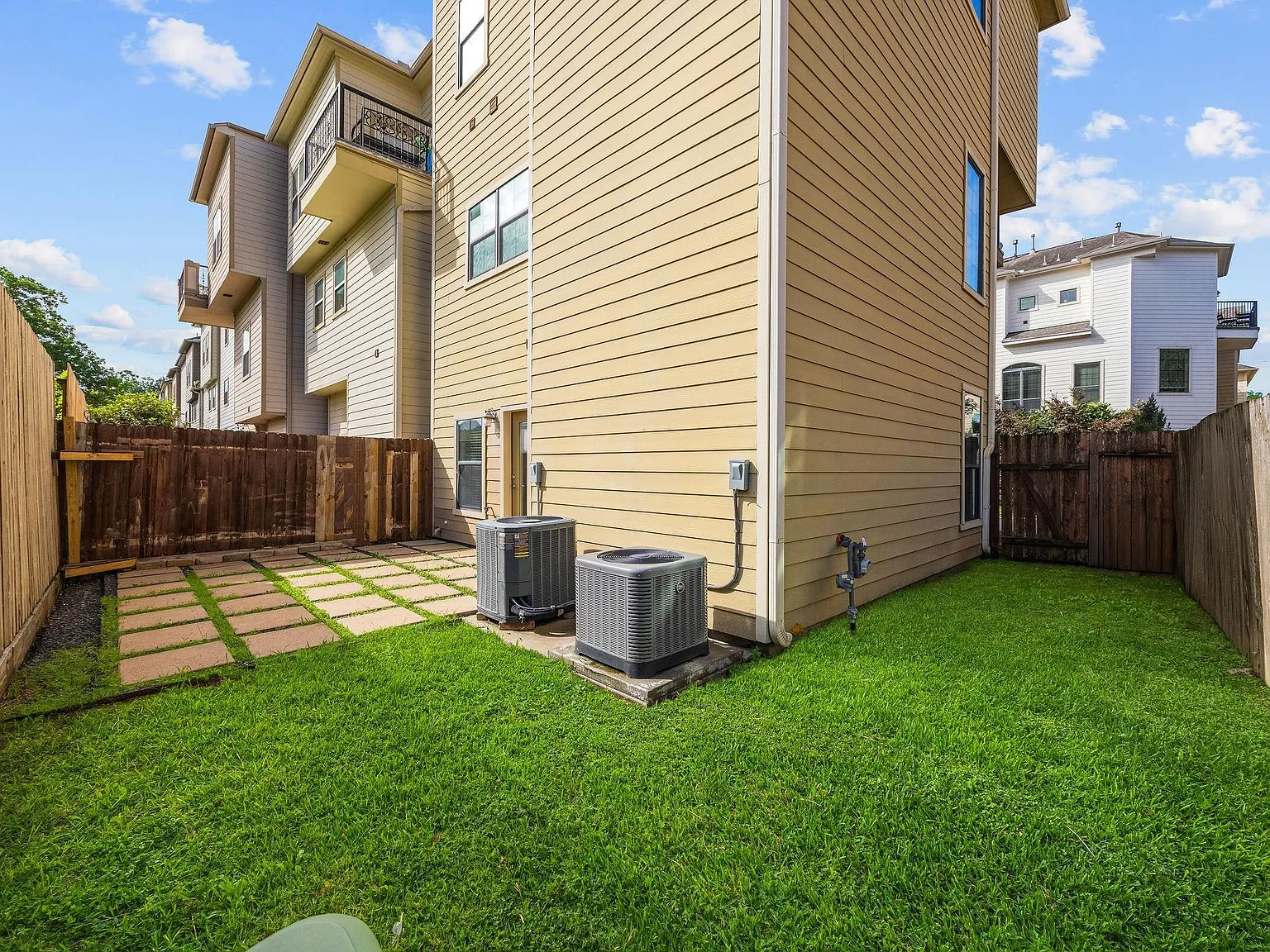 3 bed, 3.5 bath, 2086 sqft, $3,100 — Photo 4