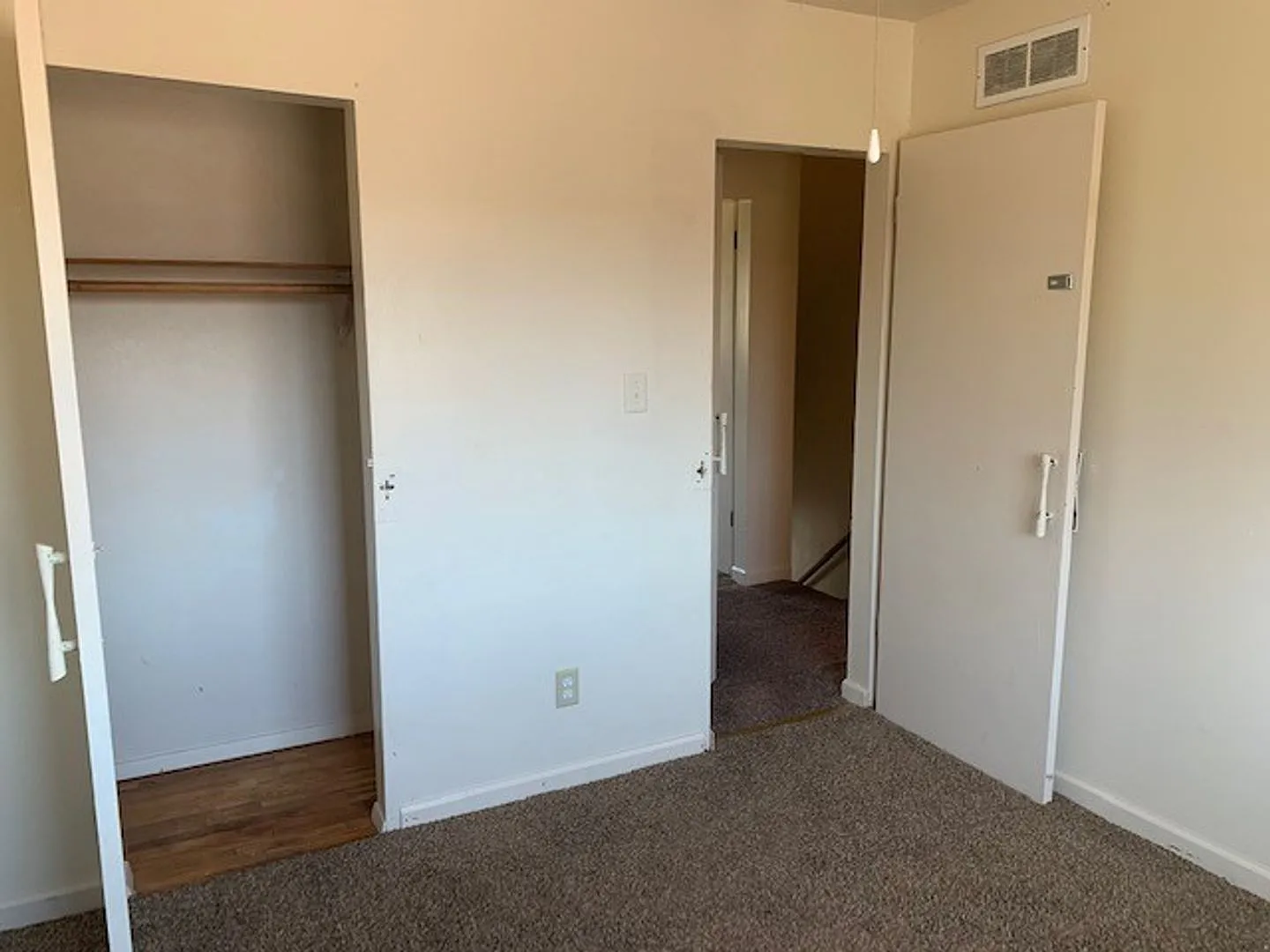 Very sharp 2 BR townhouse in Normal — Photo 4