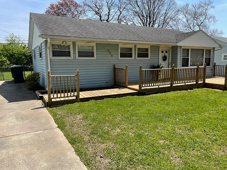 N Greenbriar Rd — Photo 1
