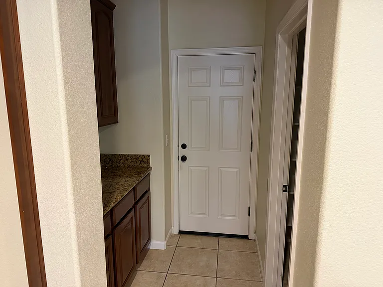 1427 Wyndham Ln — Photo 15