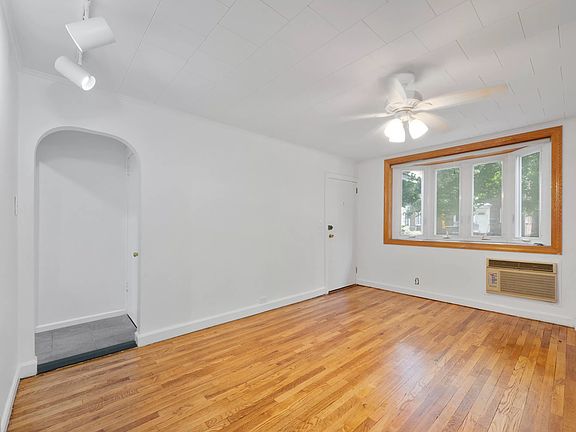 4th image of 3970 47th St