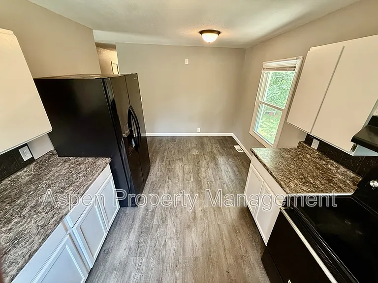 314 S Woodlawn Ave — Photo 4