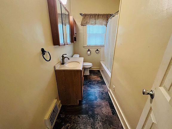 3rd image of 903 N 9th St