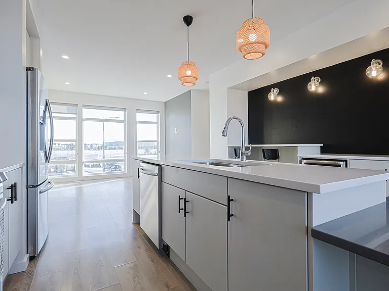1704 Keene Cres SW — Photo 7