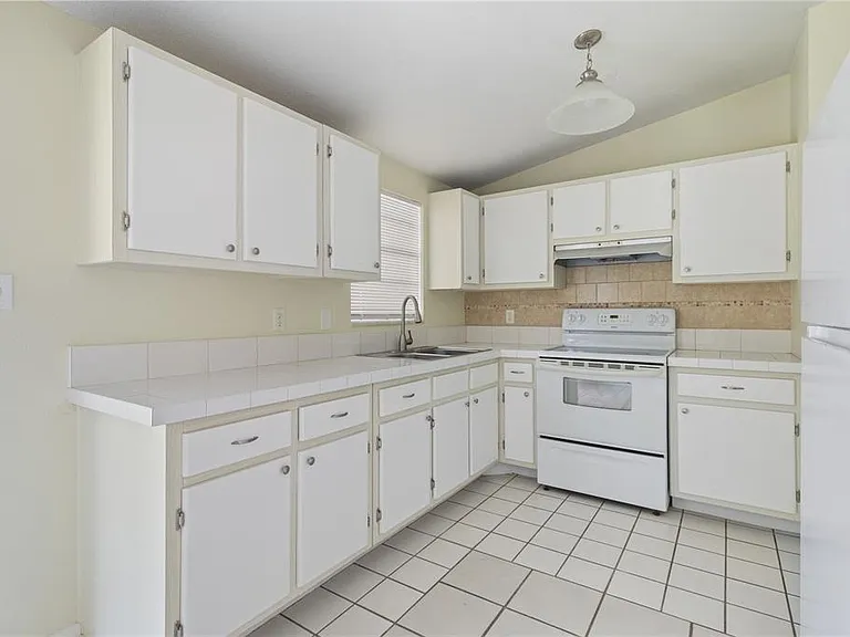 22312 Lasalle Rd — Photo 11