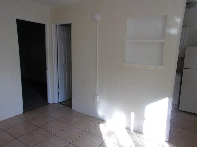 900 Granville Ct N — Photo 4