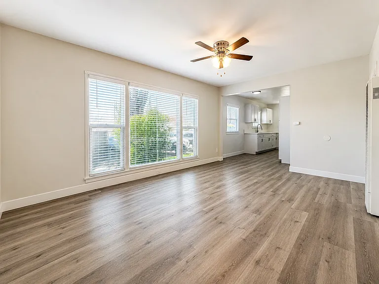 2015 Pine Ave #1 — Photo 3