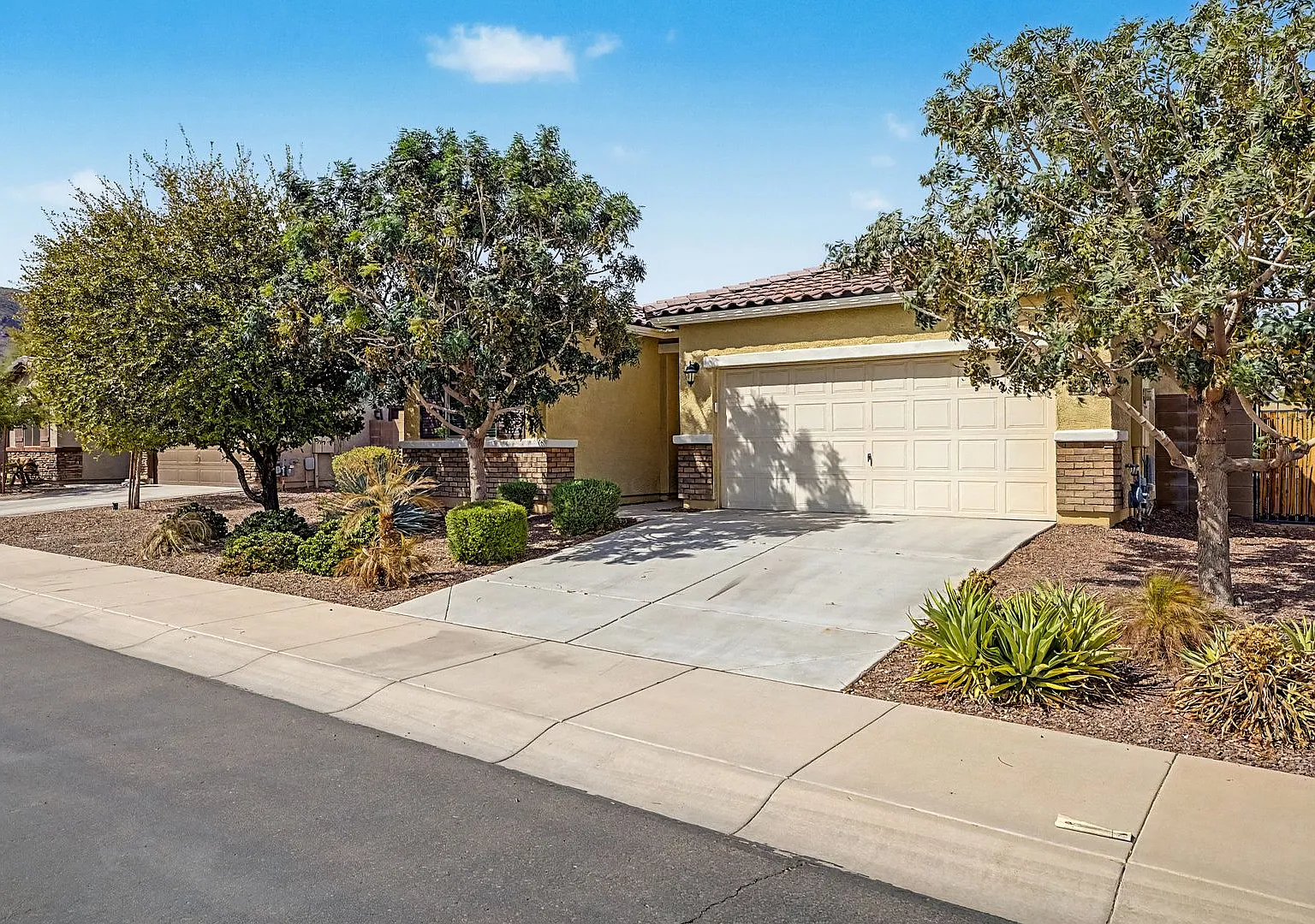 Spacious 4BD/2BA in Verrado — Photo 2