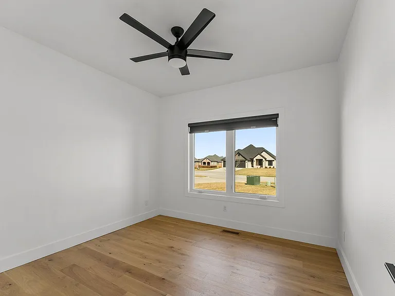 4464 E Lancaster Way — Photo 32