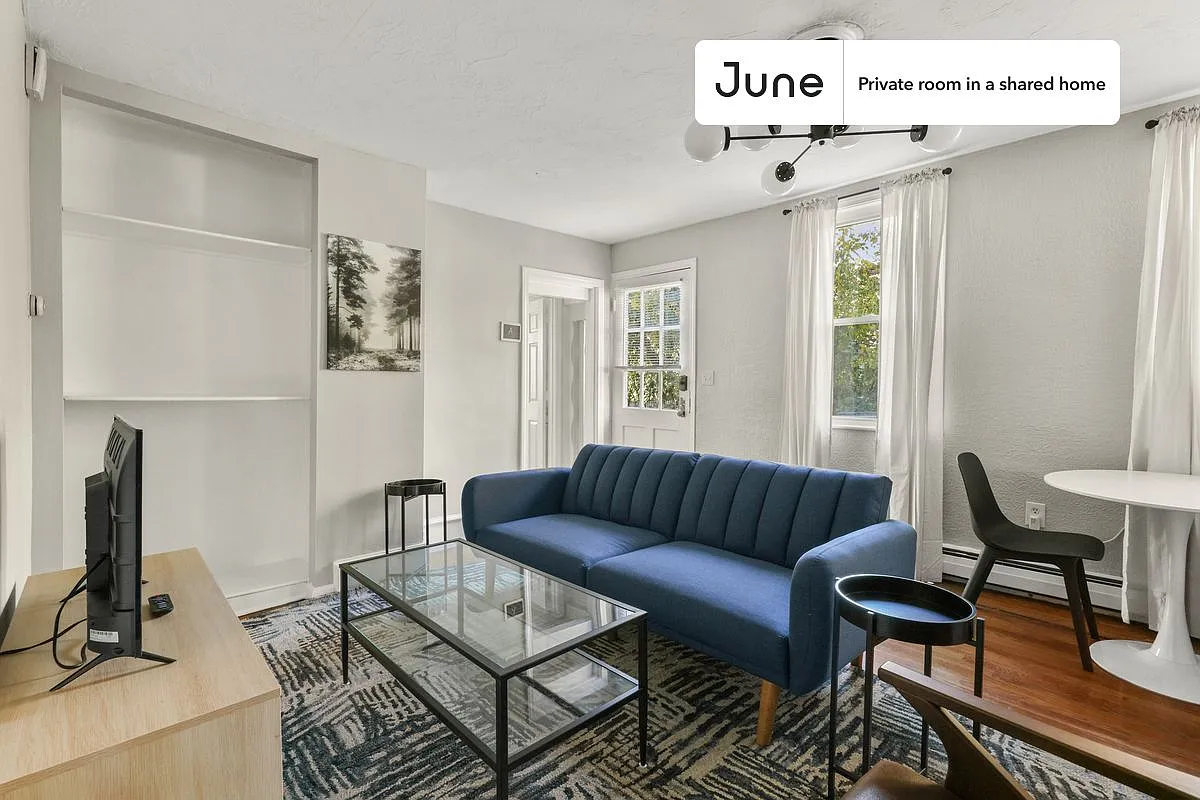 Queen bedroom in 2 bed/1 bath home in Newton Corner #775 A — Photo 2