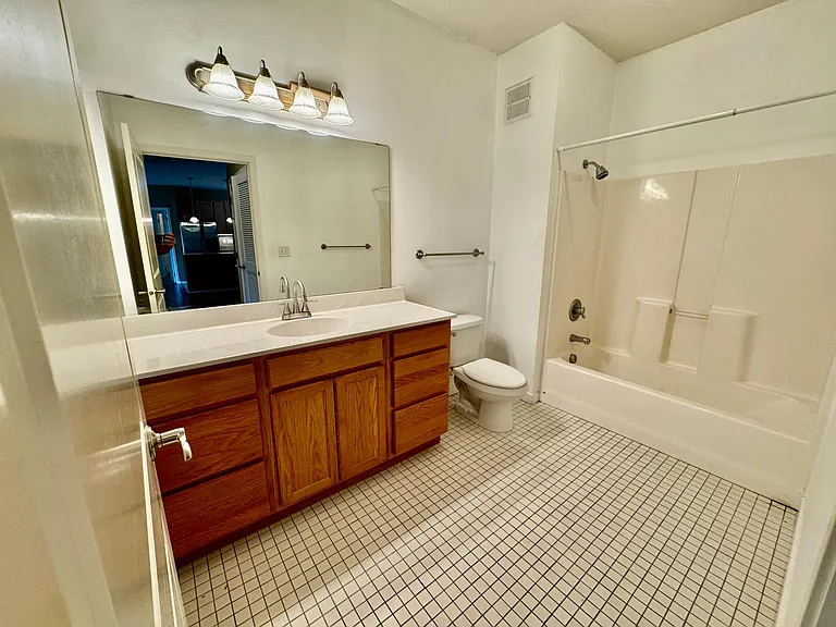 619 8th St SE #309 — Photo 8