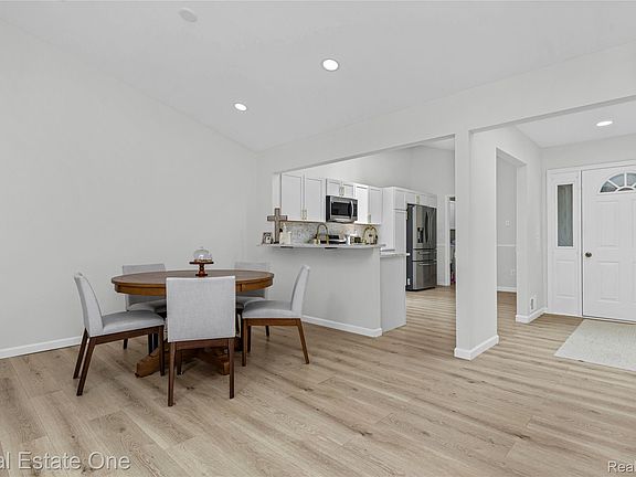 5th image of 33925 Oakwood Dr