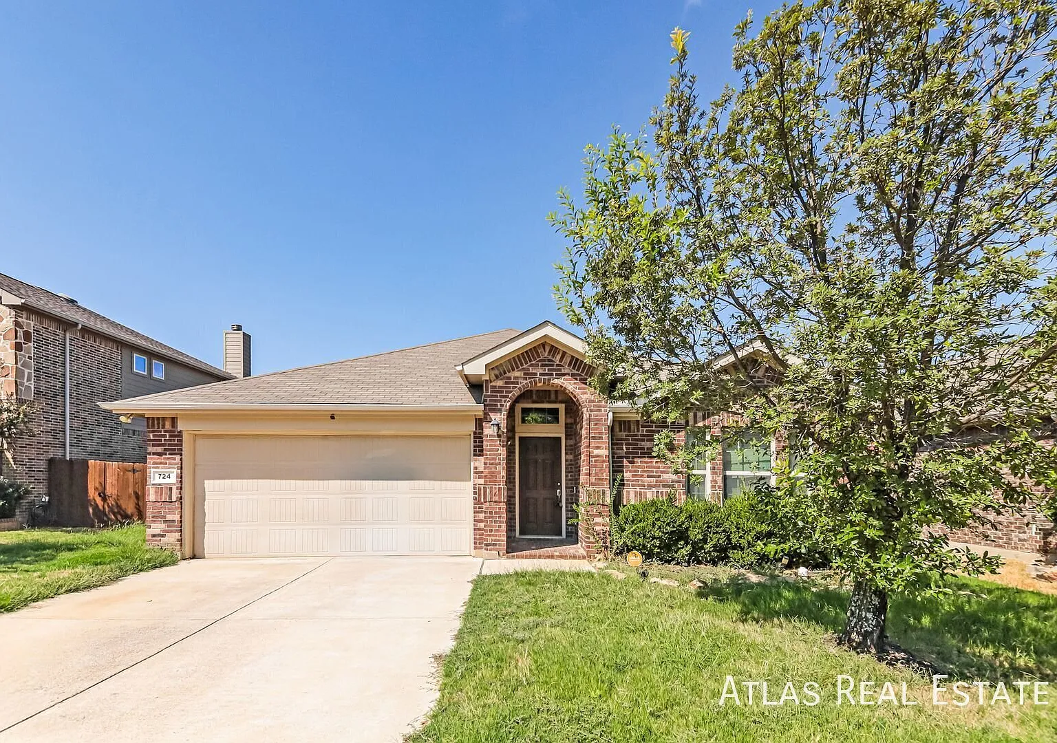 Beautiful 4-Bedroom Home with Waterfront Views in Cross Oak Ranch! — Photo 1