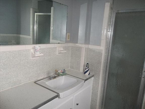 4th image of 1028 Lawfin St W