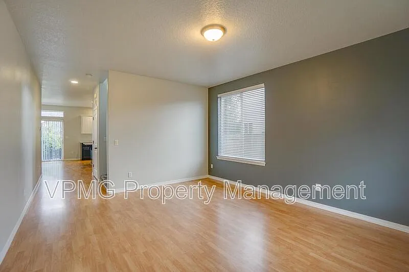 4 bed, 3.0 bath, 2250 sqft, $3,095 — Photo 4