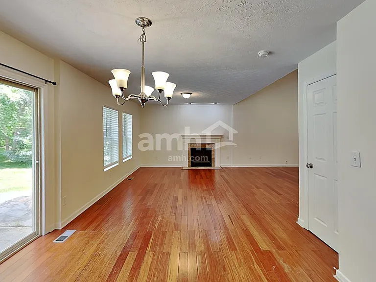640 Norfolk Sq S — Photo 4