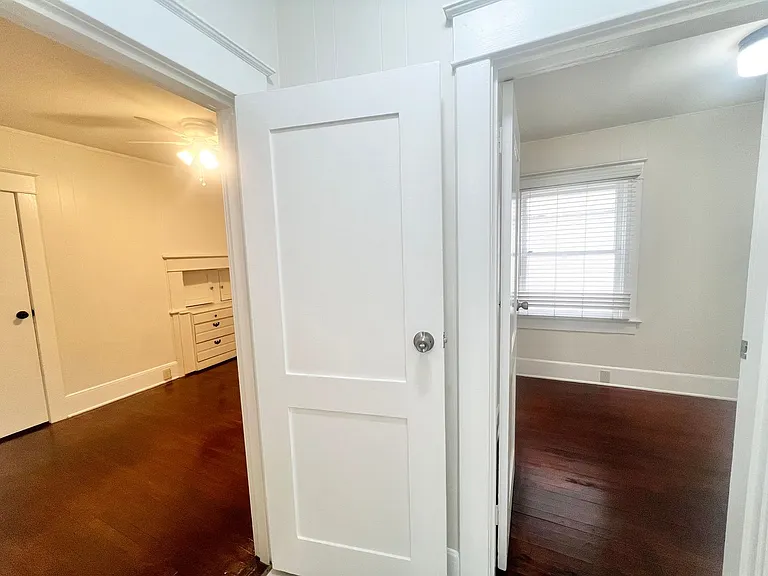 Charming 2 Bed / 2 Bath Apartment on Ocean Blvd Garage Included — Photo 7
