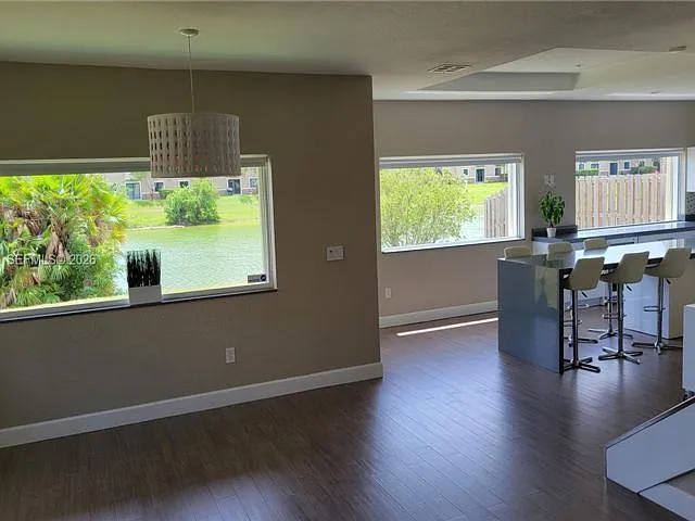 5 bed, 3.0 bath, 2476 sqft, $4,300 — Photo 2
