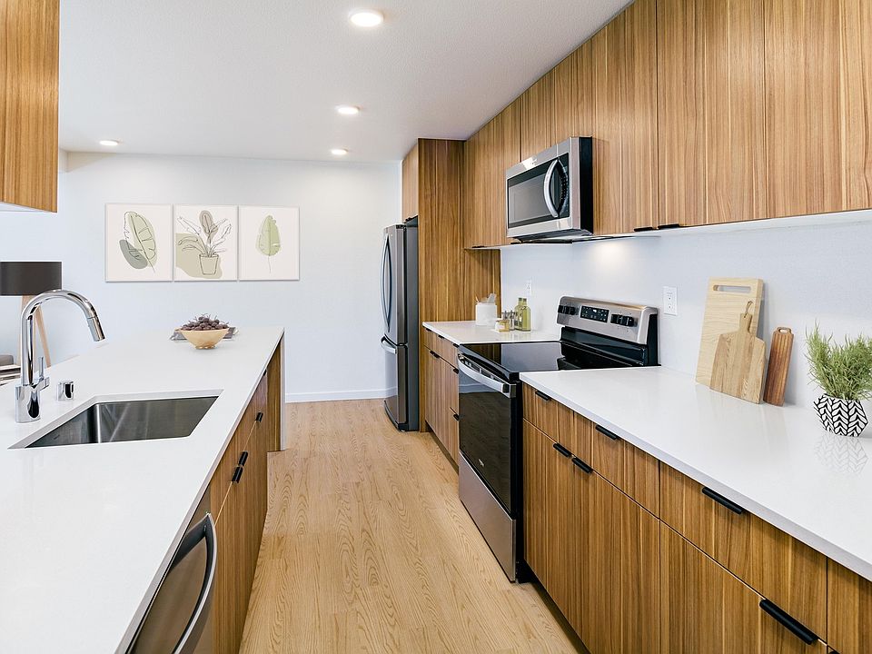 This bright and spacious kitchen blends form and function