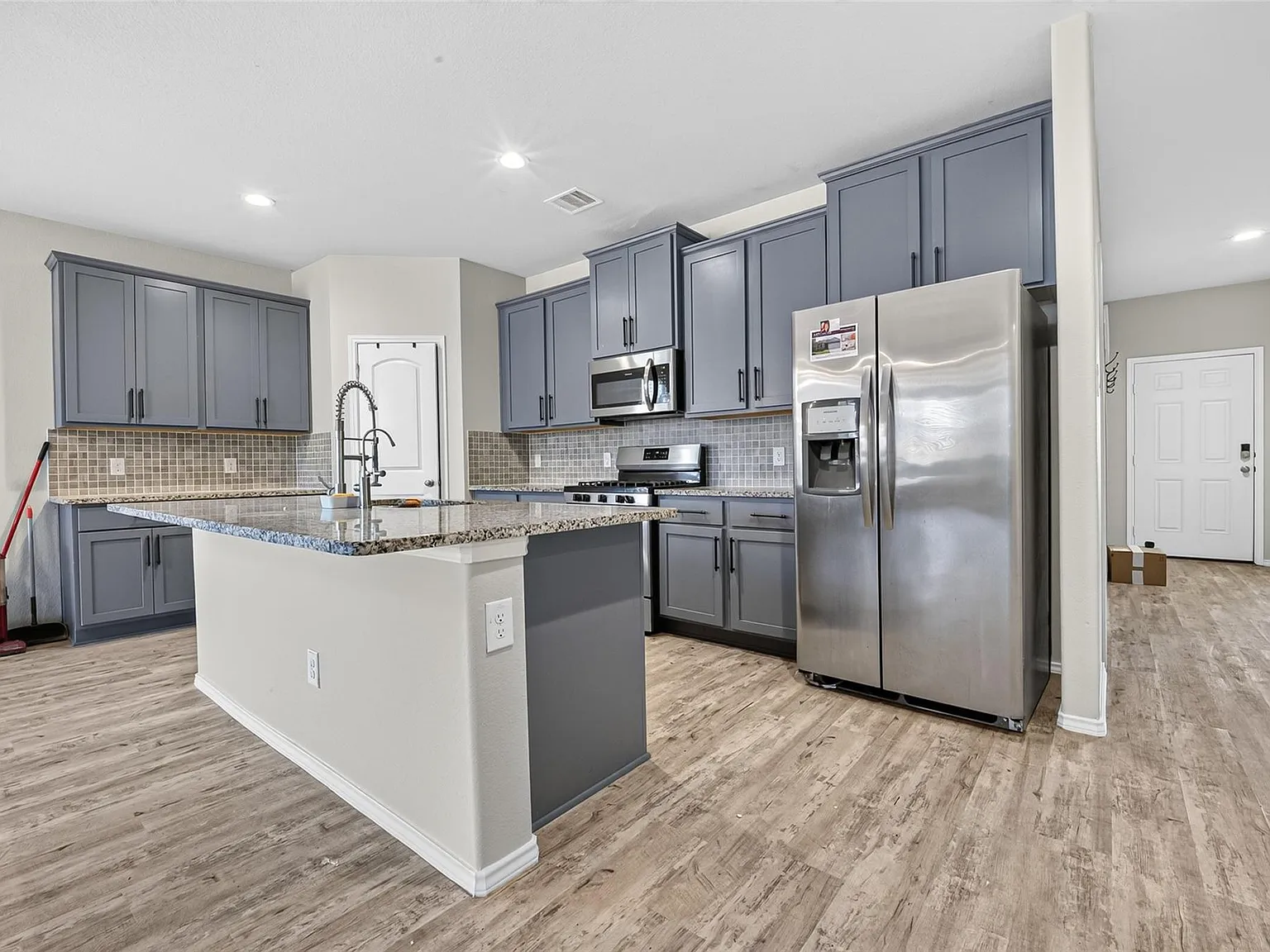 4 bed, 2.0 bath, 1780 sqft, $2,100 — Photo 3