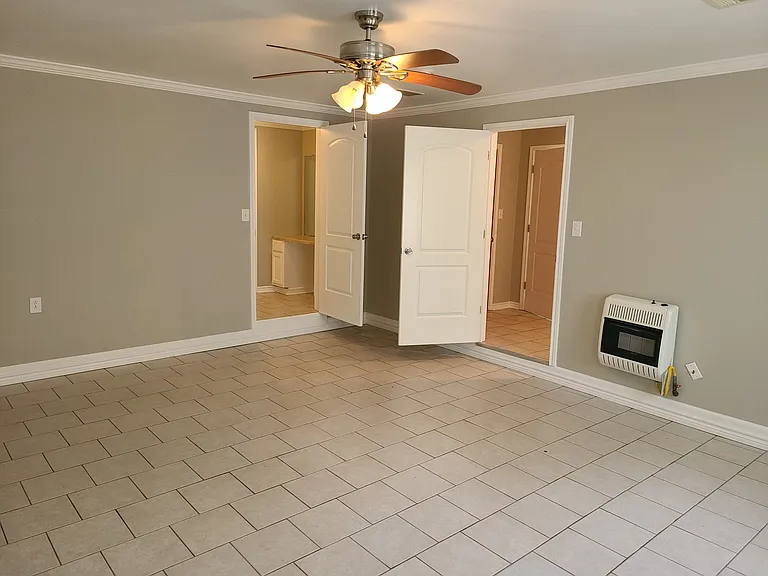 917 Linda Ln — Photo 2