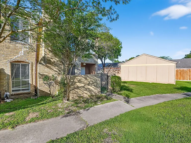 8646 Maplecrest Dr — Photo 3