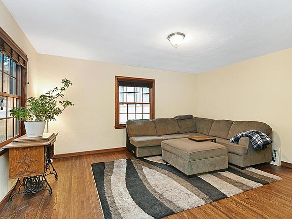 4th image of 23 Belvidere St W