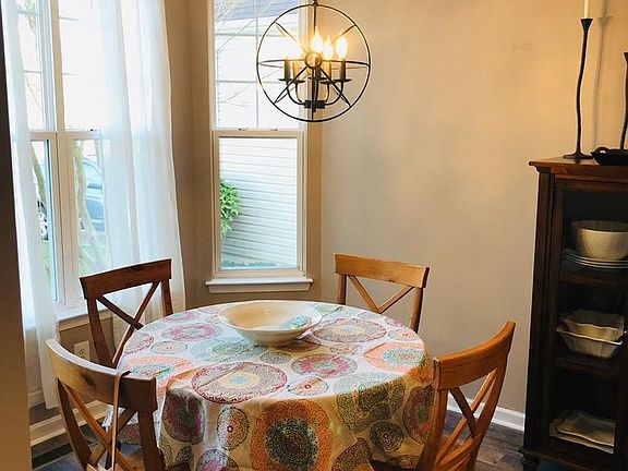 Breakfast nook with 3-bow window for natural light