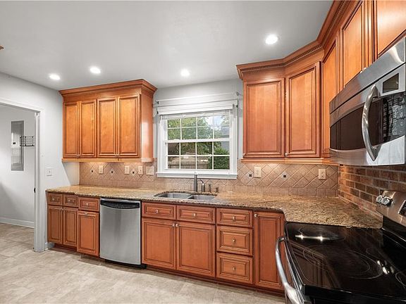 4th image of 617 Mango Dr