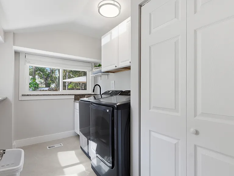 1611 Hyde Park St — Photo 8