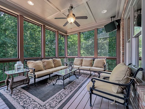 Delightful Screened Porch!