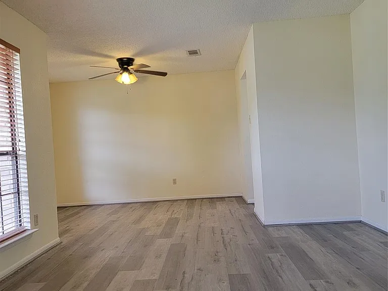 3907 Bartons Ct — Photo 5