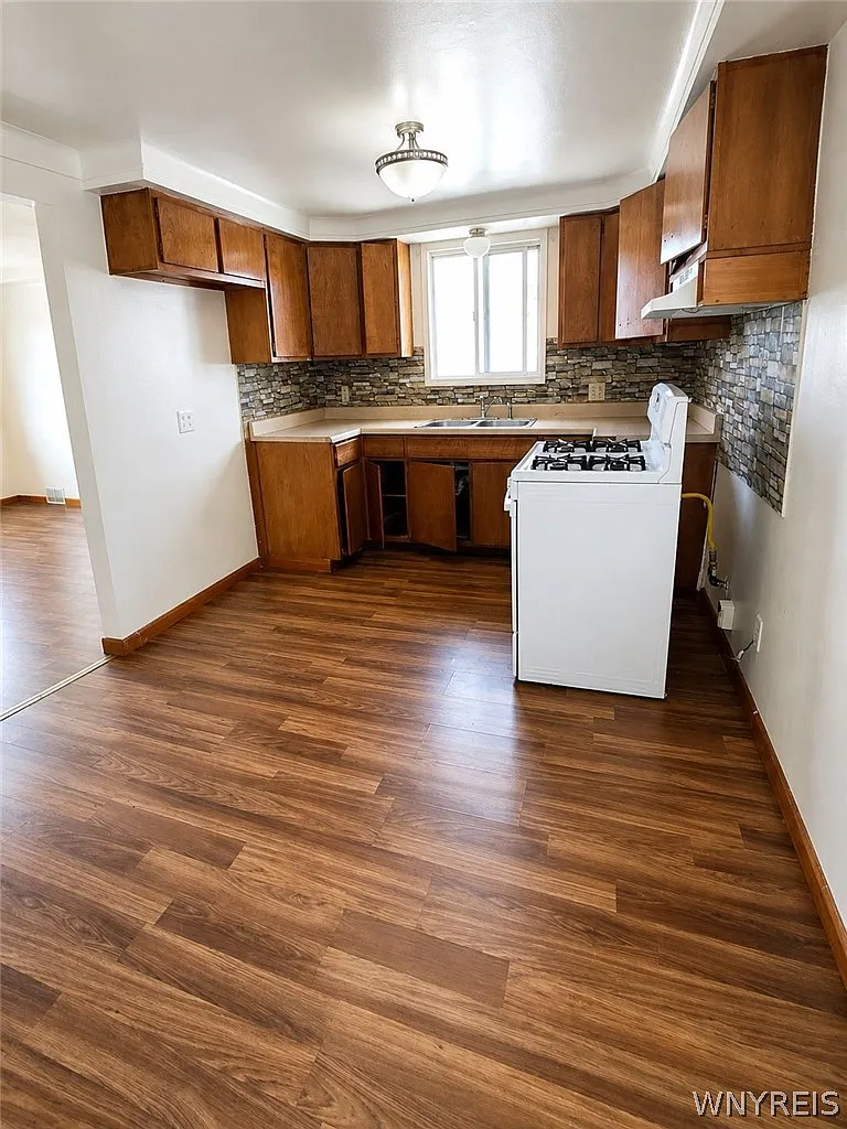 3 bed, 1.0 bath, 2178 sqft, $1,400 — Photo 2