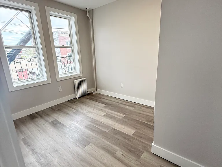 108 60th St #7 — Photo 2