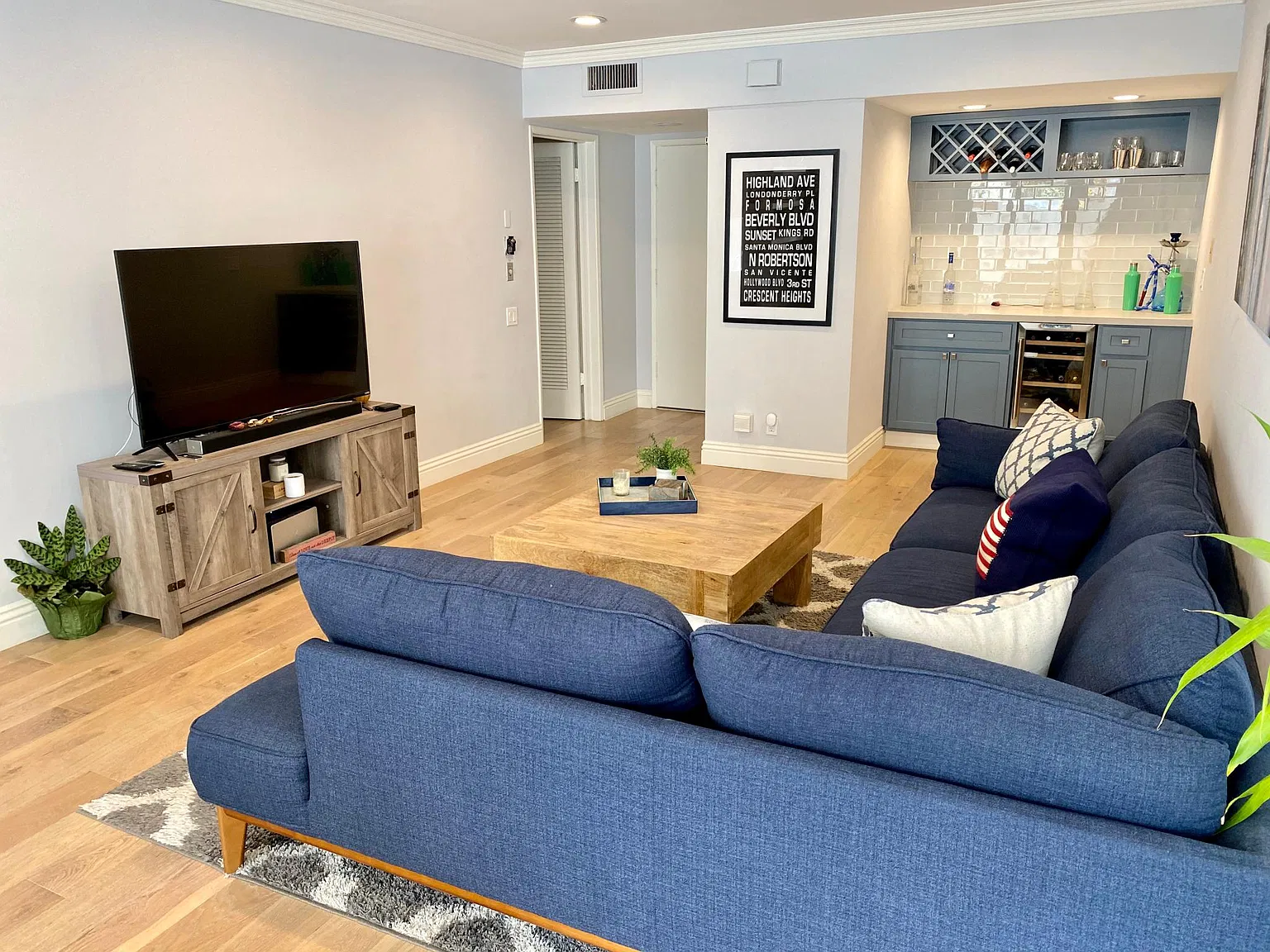 1025 N Kings Rd — Photo 4
