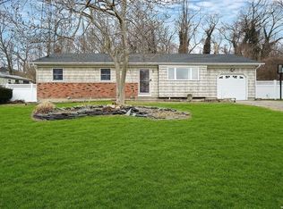 11 Oakcrest Ave, Farmingville, NY 11738