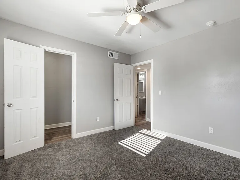 Crossroads Villa Apartments — Photo 6