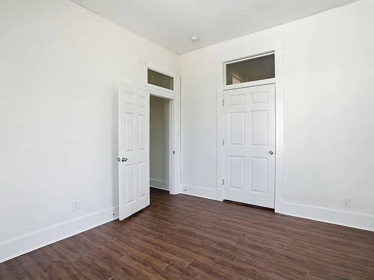 809 E Henry St — Photo 37