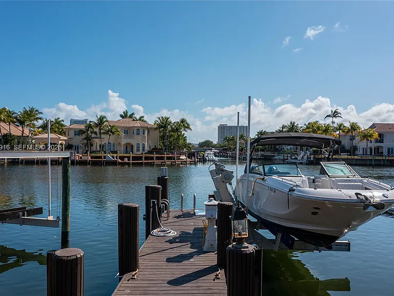 954 Sanibel Dr — Photo 2